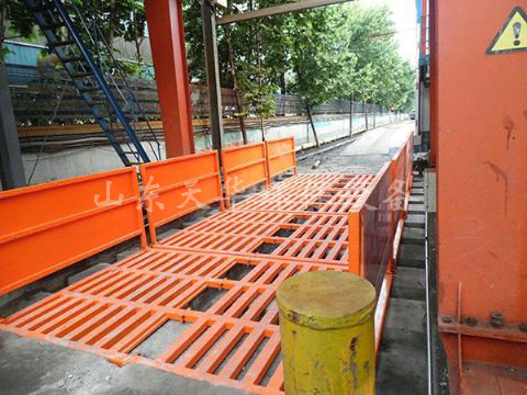 點(diǎn)擊查看詳細(xì)信息<br>標(biāo)題：濟(jì)寧唐口煤礦4X12米煤礦專用洗車機(jī) 閱讀次數(shù)：2411